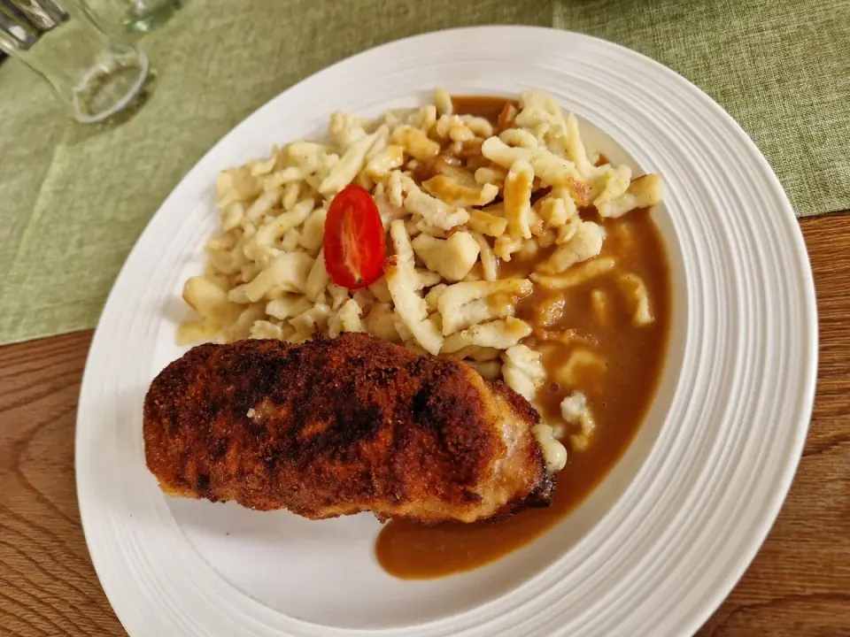 Cordon bleu mit hausgemachten Spätzle und Bratenrahmsauce