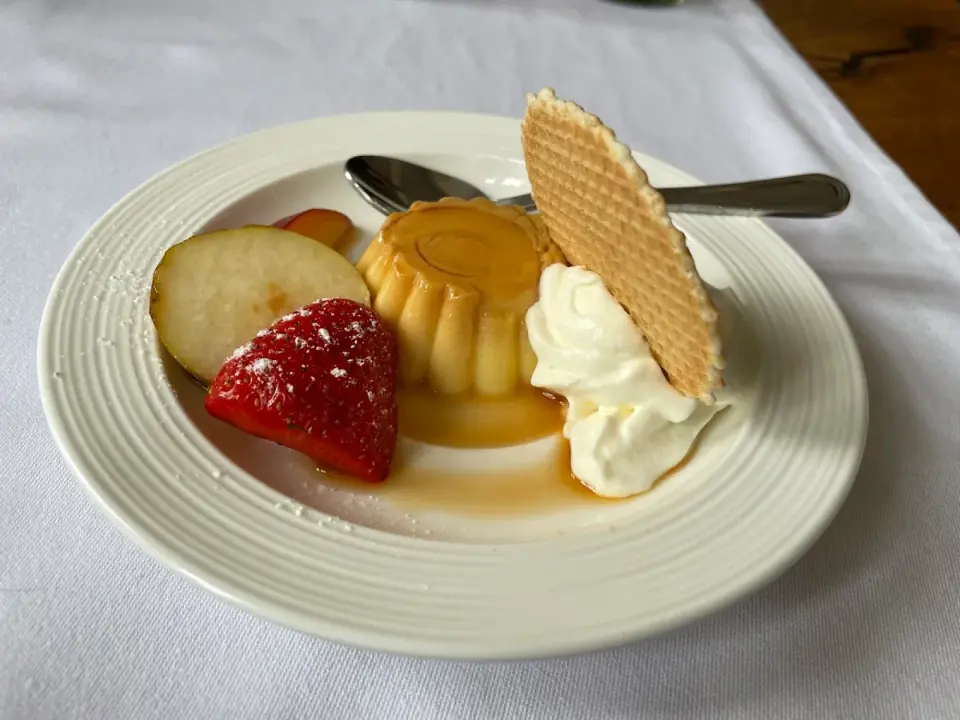 Crème Caramel mit Erdbeere, Birne und Sahne