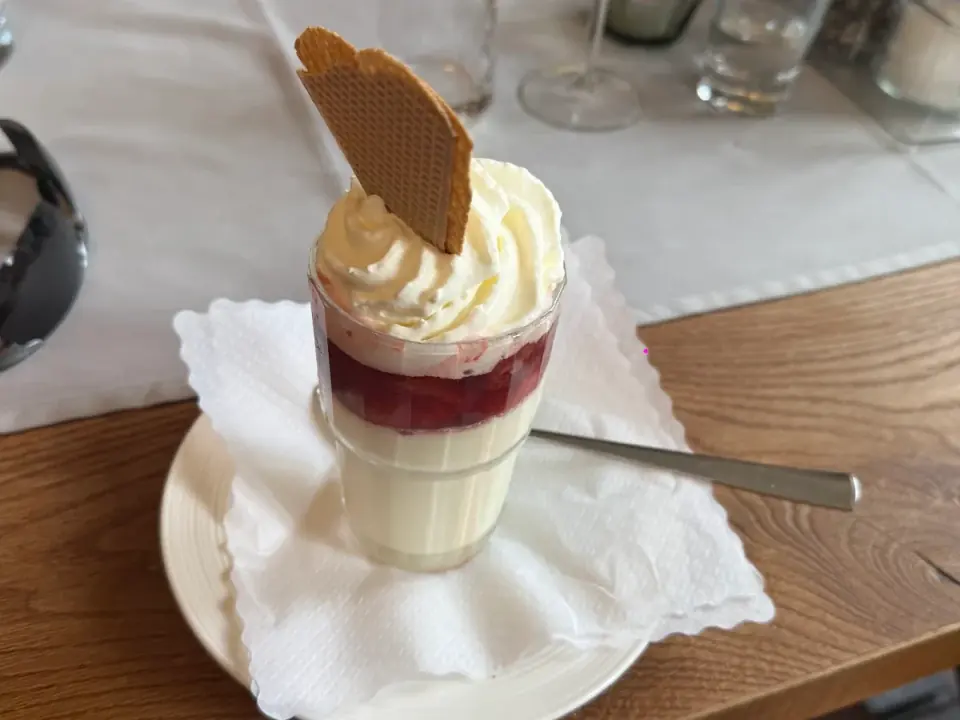 Dessert im Glas mit Beeren und Sahne