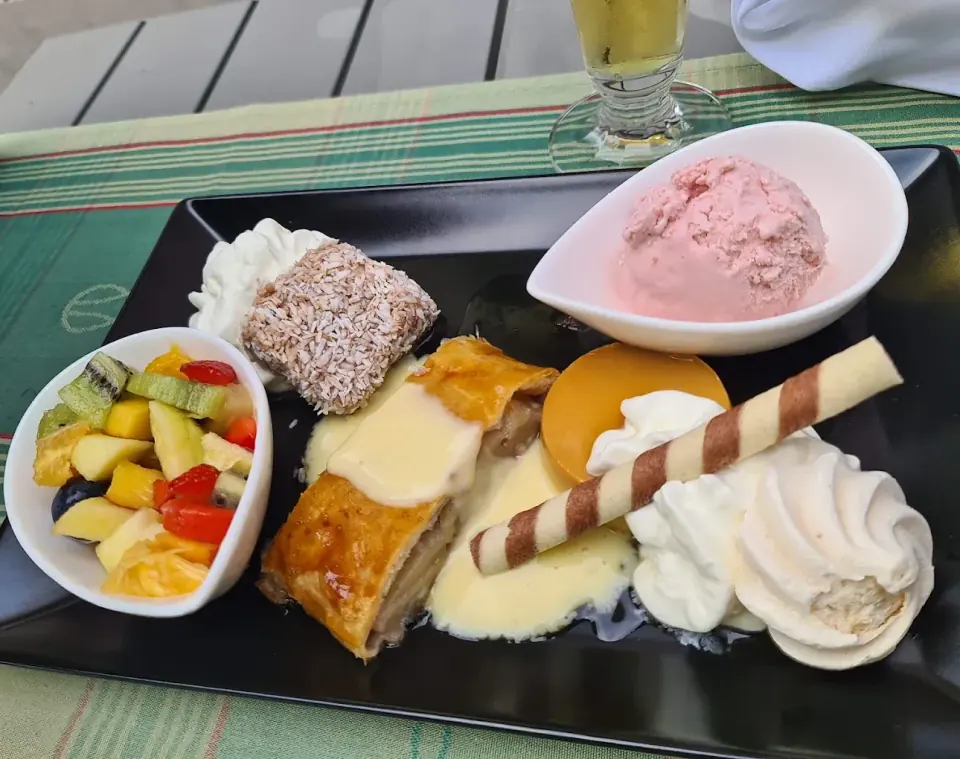 Dessertteller mit Apfelstrudel, Vanillesauce, Eis und Obstsalat