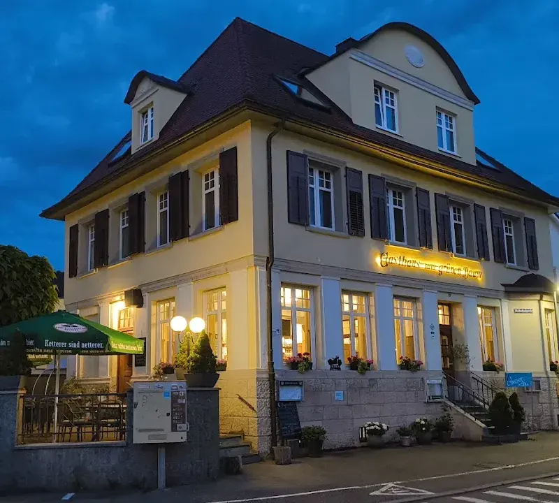 Das Gasthaus zum Grünen Baum in der Sandhaasstraße in Haslach am Abend