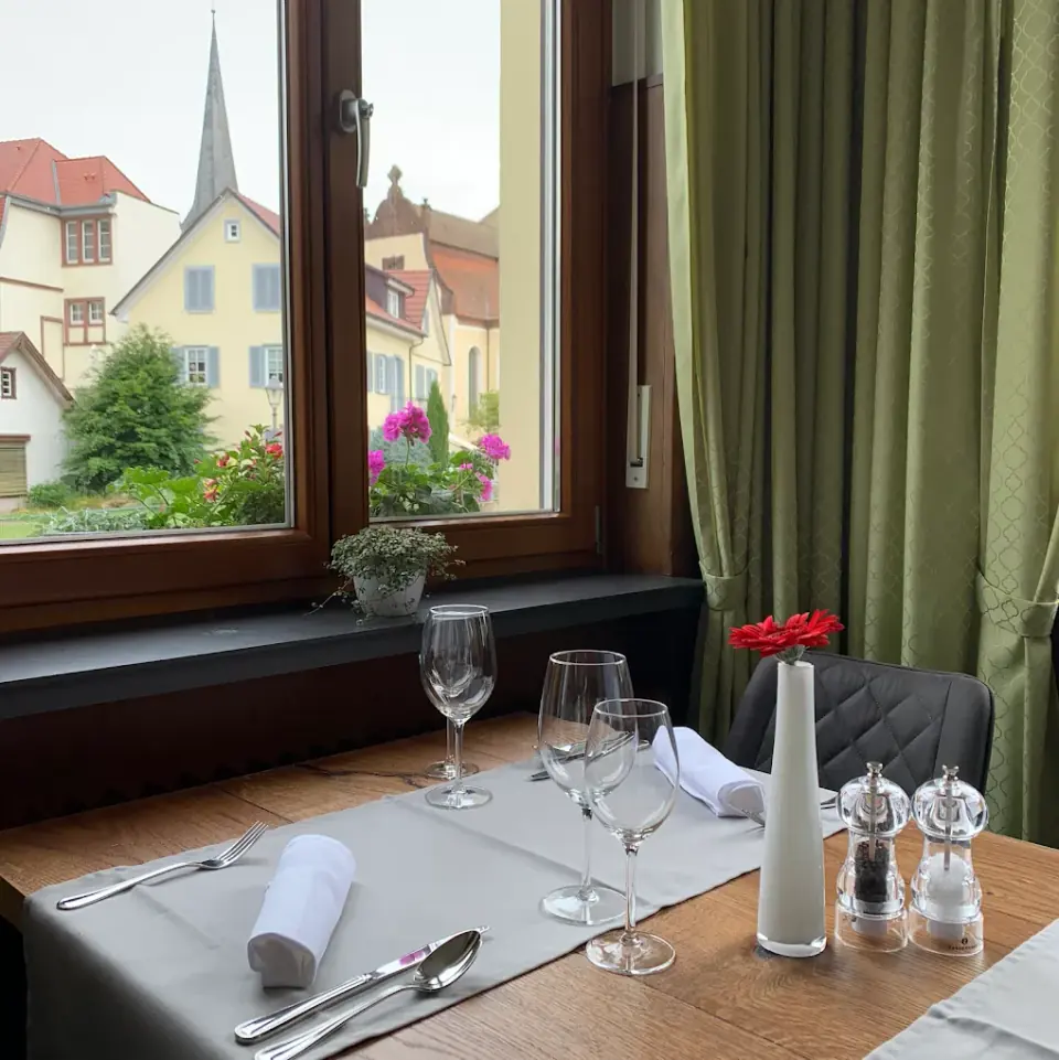 Gedeckter Fensterplatz im Gasthaus zum Grünen Baum mit Blick auf die Haslacher Altstadt