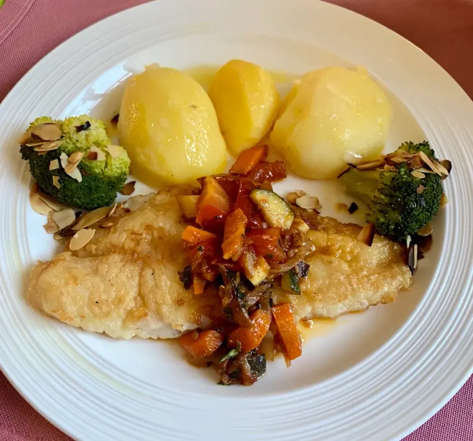 Gebratenes Fischfilet mit Gemüse, Brokkoli und Salzkartoffeln