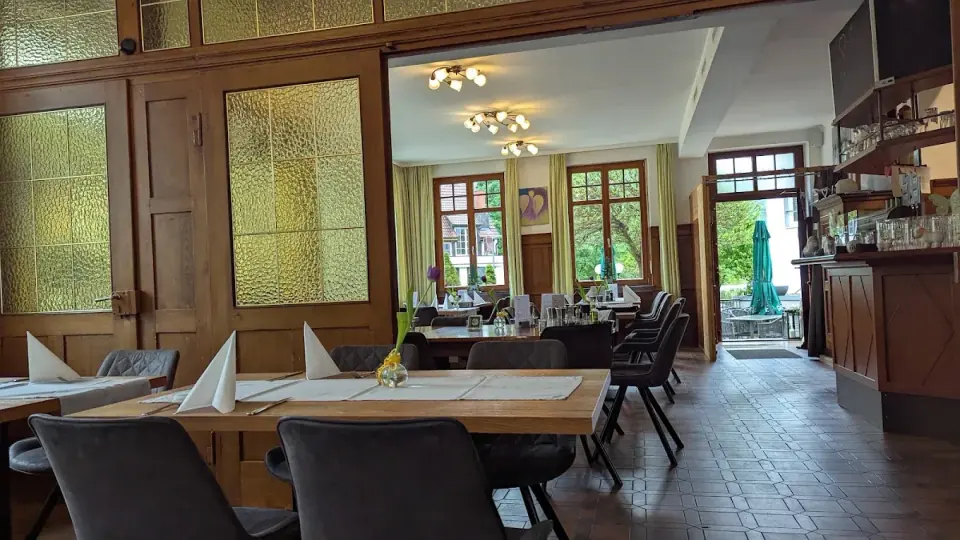 Gastraum des Grünen Baum mit Holzvertäfelung und Blick zur Terrasse