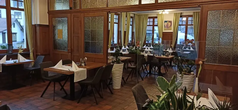 Blick in den holzvertäfelten Gastraum des Gasthaus zum Grünen Baum