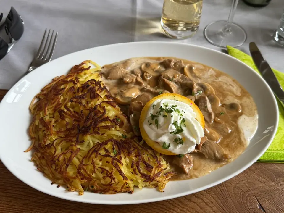 Geschnetzeltes an Champignonrahmsauce mit knuspriger Rösti