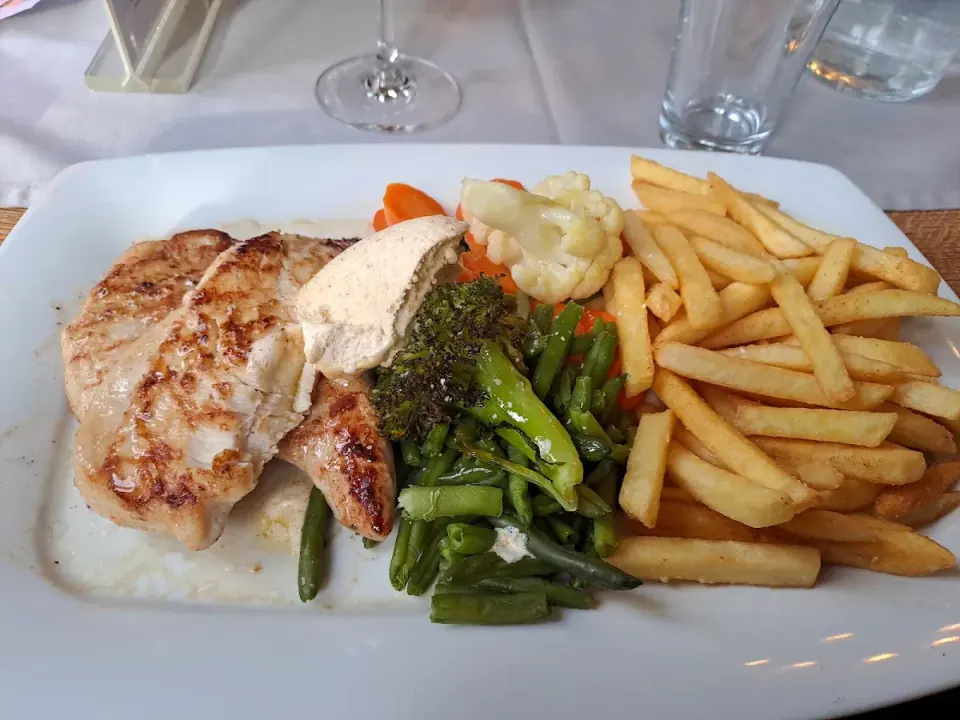 Hähnchenbrust mit Kräuterbutter, Gemüse und Pommes frites