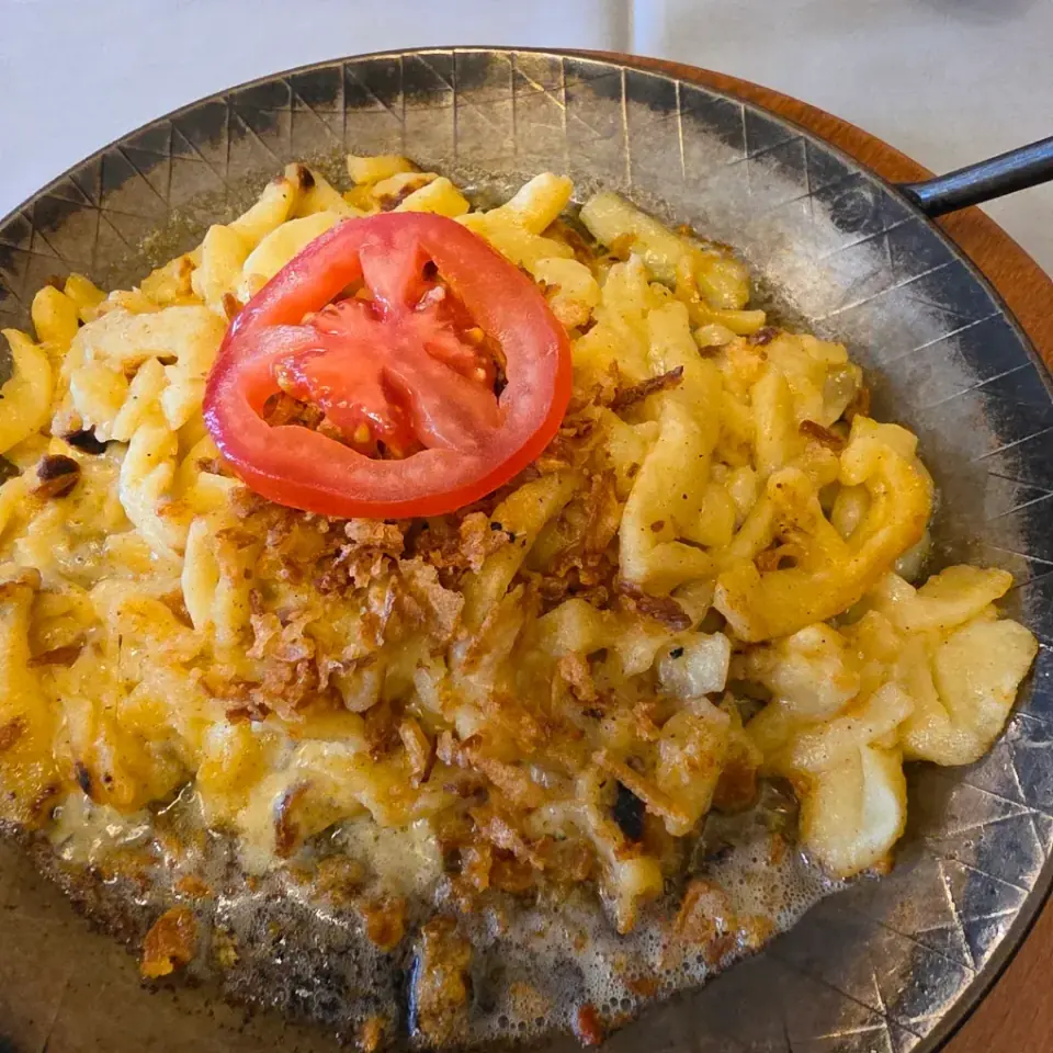 Käsespätzle in der Pfanne mit Röstzwiebeln