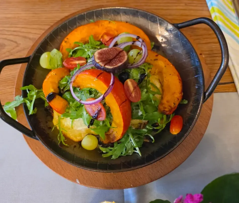 Saisonale Pfanne mit Kürbis, Rucola und Feige