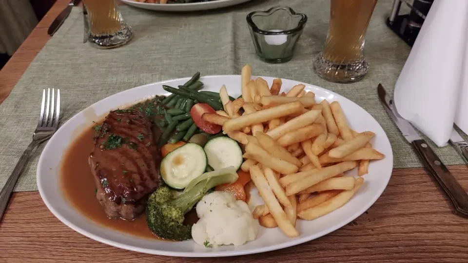 Steak an Pfeffersauce mit Gemüse und Pommes frites