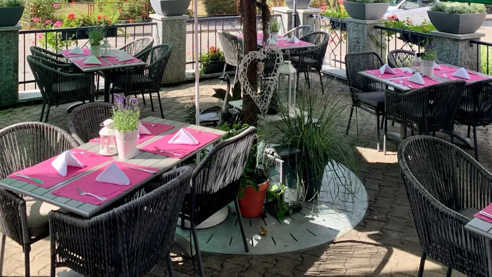 Gedeckte Tische auf der Terrasse des Grünen Baum Haslach
