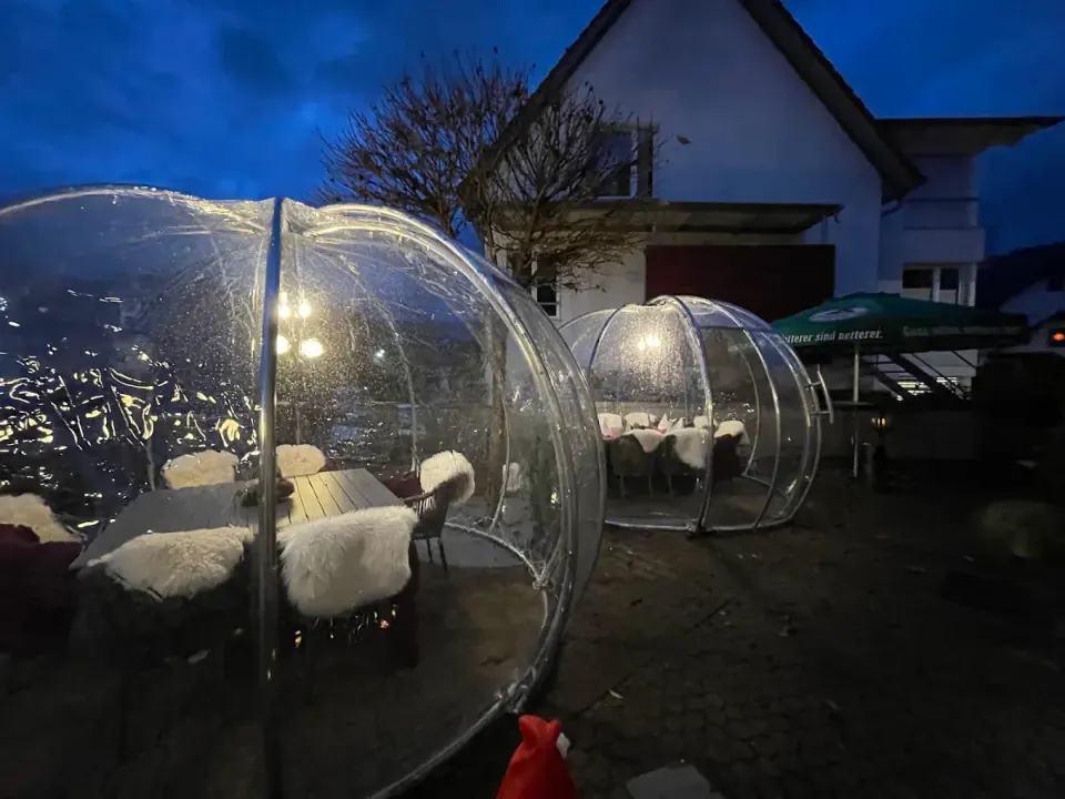 Winterabend auf der Terrasse des Grünen Baum mit beleuchteten Iglus